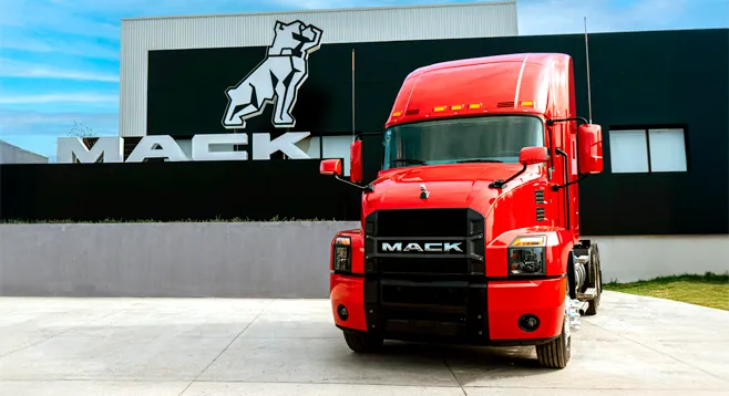 camión rojo Mack afuera de la sucursal de Guadalajara