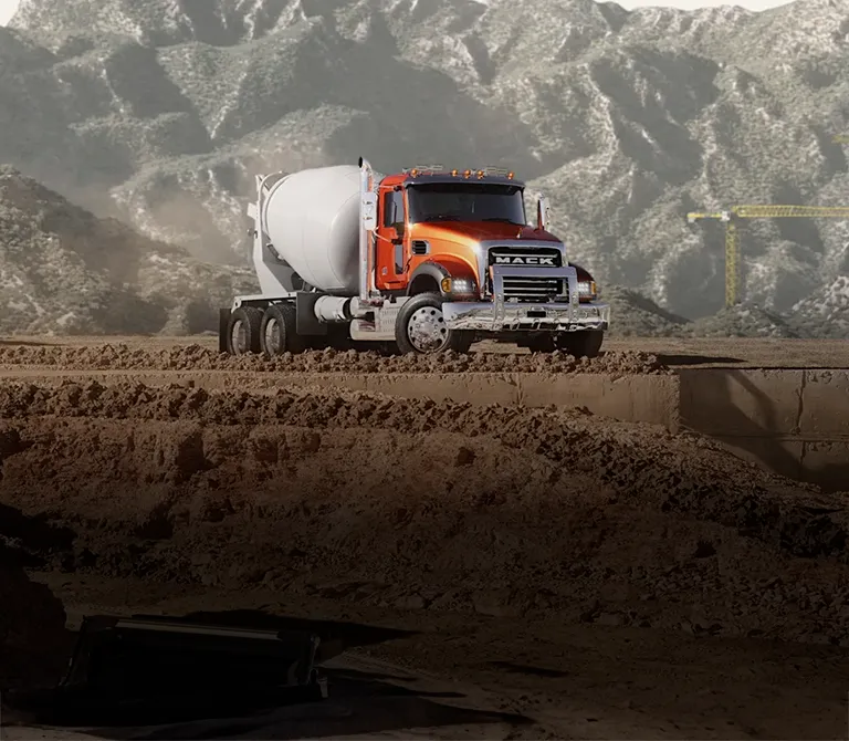 Camion Mack trabajando en la industria de la construccion
