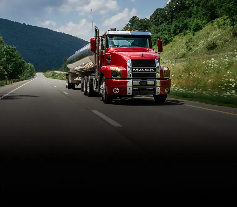 Camion Mack rojo circulando en carretera