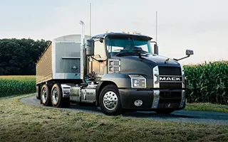 Camion Mack negro circulando en carretera