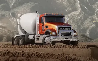 Camion Mack trabajando en la industria de la construccion