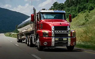 Camion Mack rojo circulando en carretera