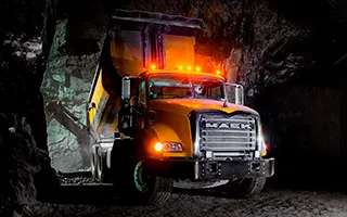 Camion Mack amarillo trabajando en mina
