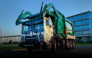 Camion Mack trabajando en la industria de recoleccion de desechos