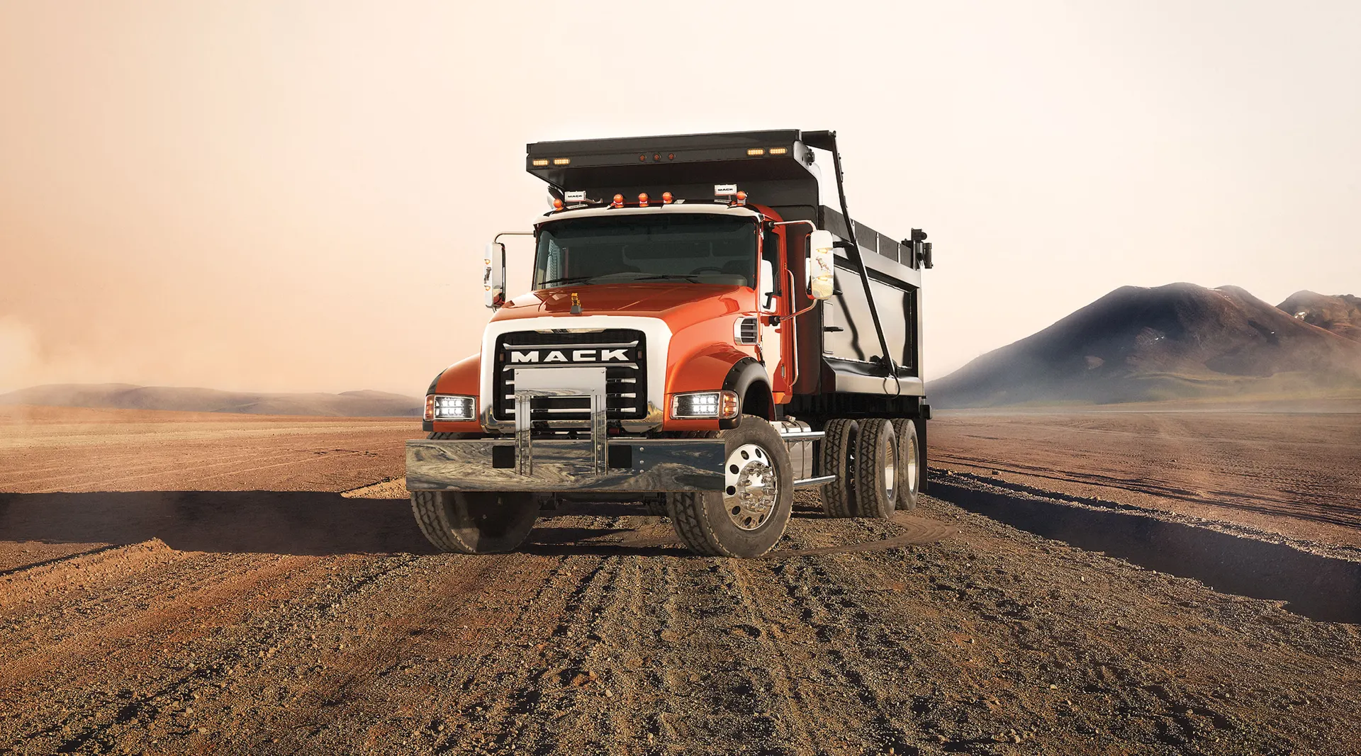 camion-vocacional-mack-granite-atardecer-principal