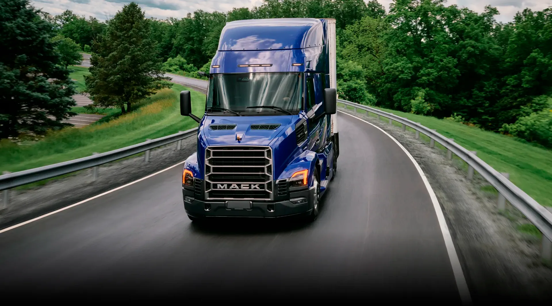 camion-larga-distancia-mack-anthem-nuevo-baner-carretera-frente